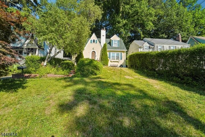 Property Photo:  75 Rollinson St  NJ 07052 