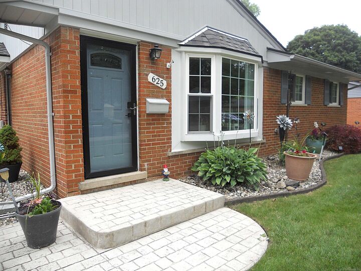 Property Photo:  625 Rewold Drive  MI 48307 