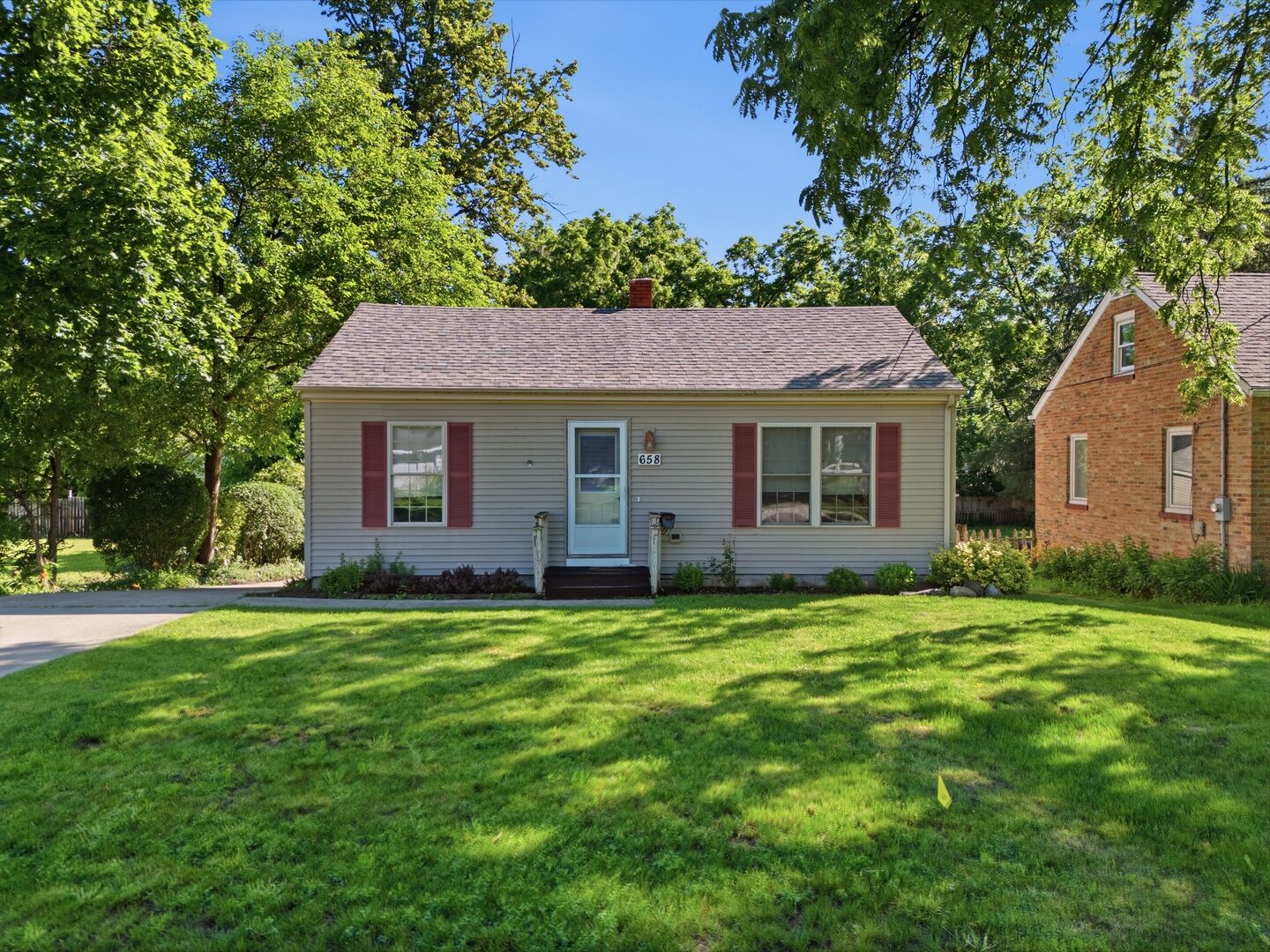 Property Photo:  658 Pleasant Street  IL 60098 