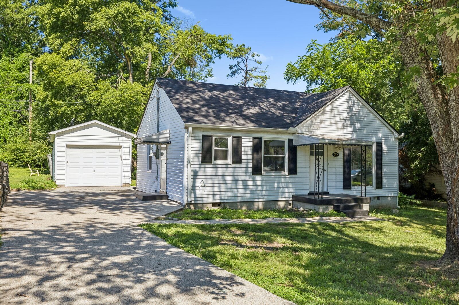 Property Photo:  927 Goodbar Dr  TN 37217 