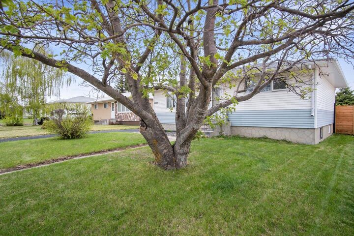 Property Photo:  5417 50 Street  AB T4H 1J1 