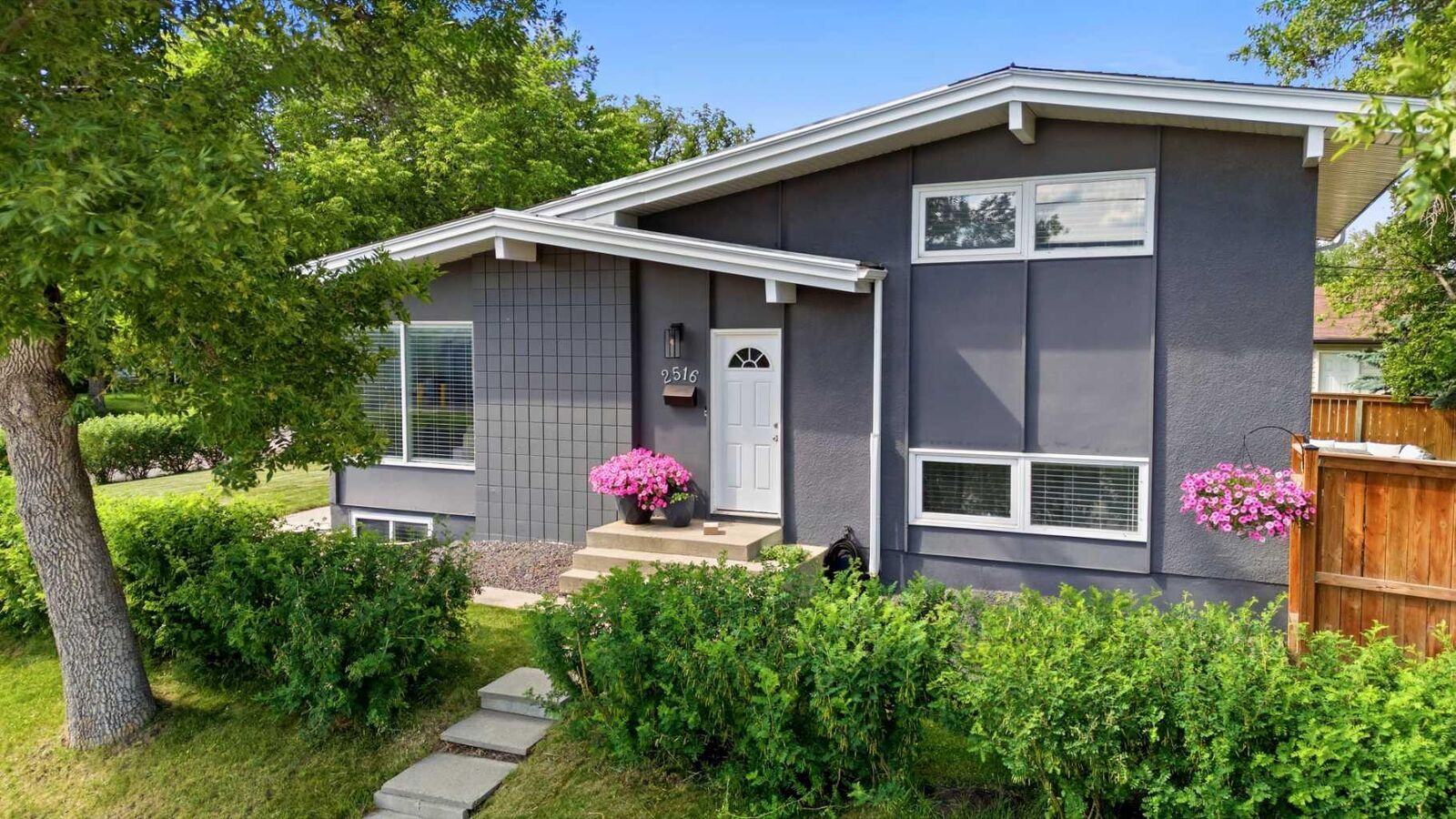 Property Photo:  2516 63 Avenue SW  AB T3E 5J5 
