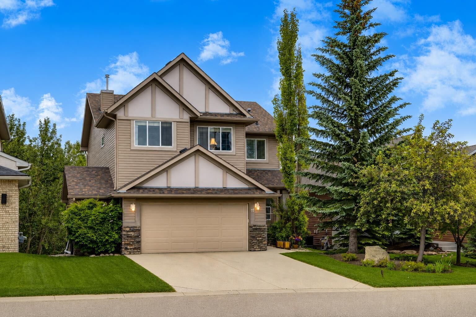 Property Photo:  77 Royal Highland Road NW  AB T3G 4Y4 