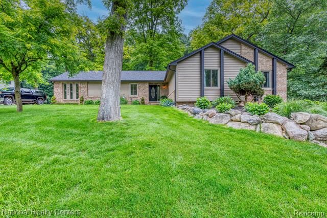 Property Photo:  2900 Lynn Drive  MI 48386 