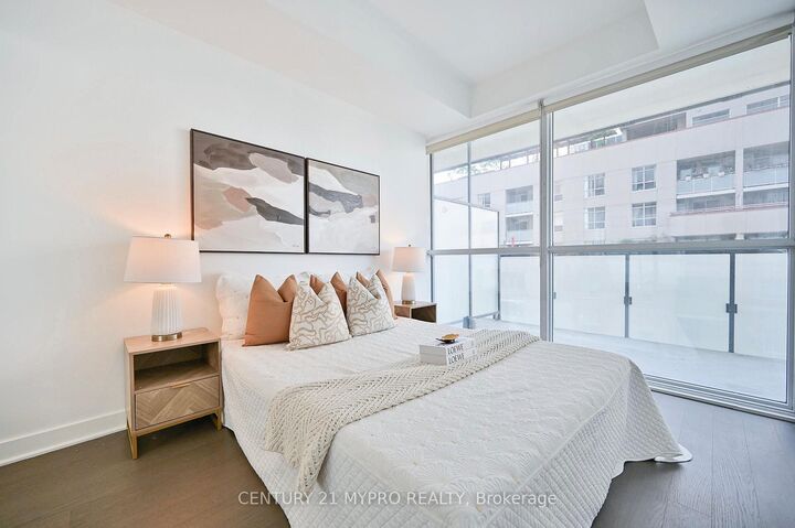 Property Photo: 15 Grenville Street 1007 ON M4Y 0B9