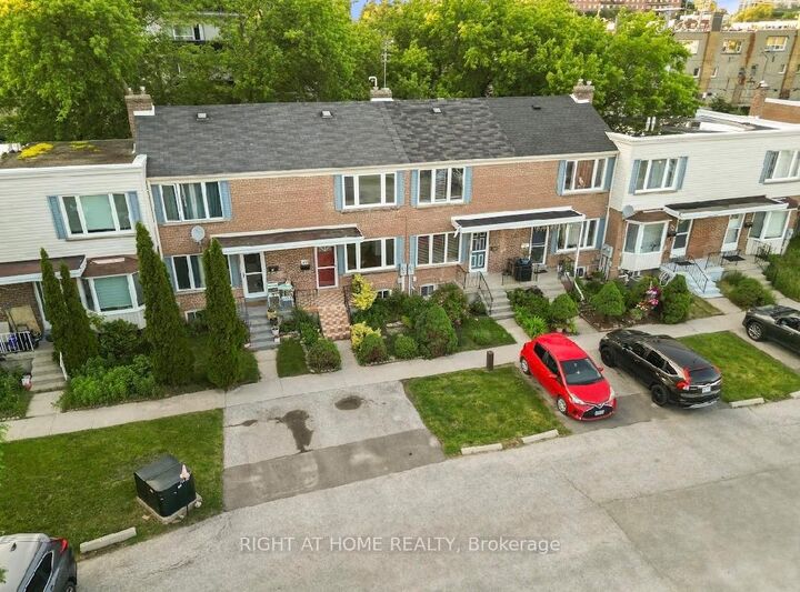 Property Photo: 740 Kennedy Road 49 ON M1K 2C5