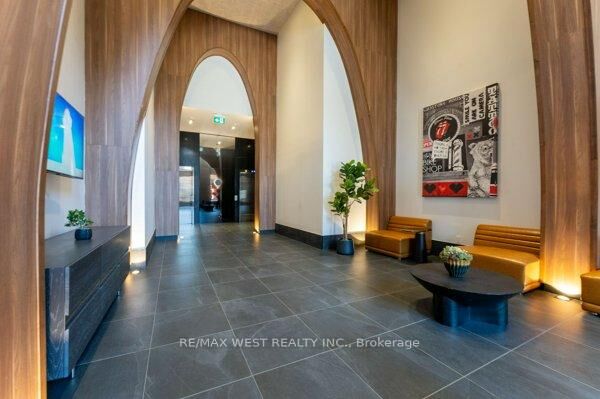 Property Photo: 270 Dufferin Street W 1207 ON M6K 0H8