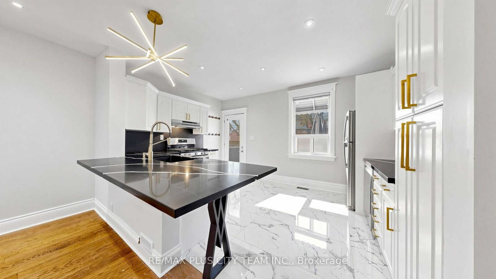 Property Photo:  402 Woodbine Avenue  ON M4L 3P6 