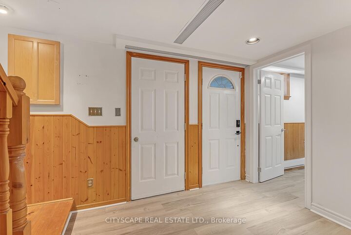 Photo de la propriété:  1345 St. James Avenue Upper  ON L5E 1J3 
