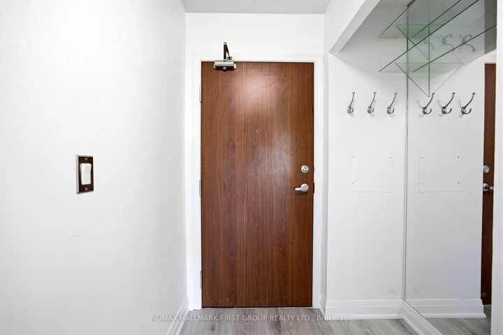Property Photo:  33 Elm Drive W 303  ON L5B 4M2 
