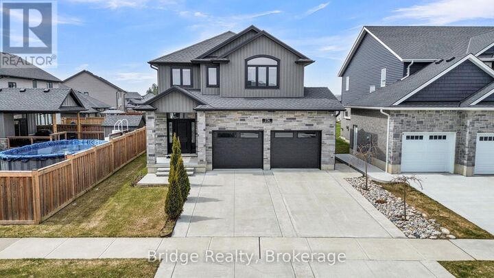 256 Tamarack Boulevard — photo 1