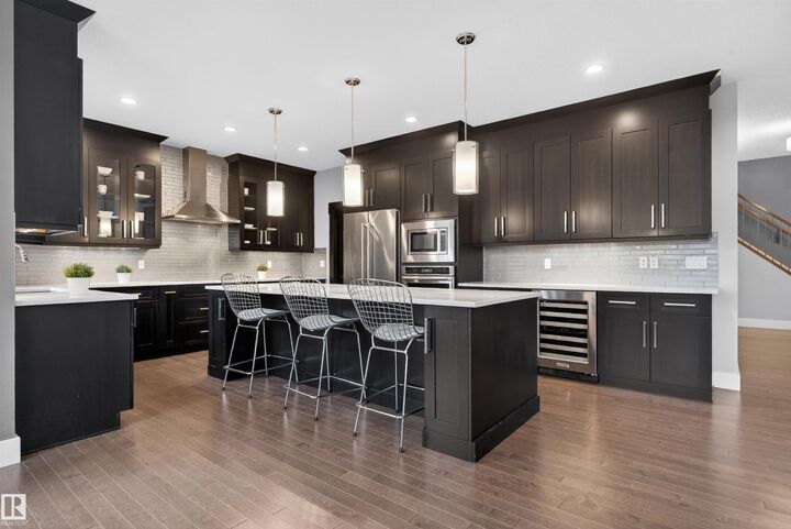 Photo de la propriété:  9012 24 Avenue SW  AB T6X 1A6 