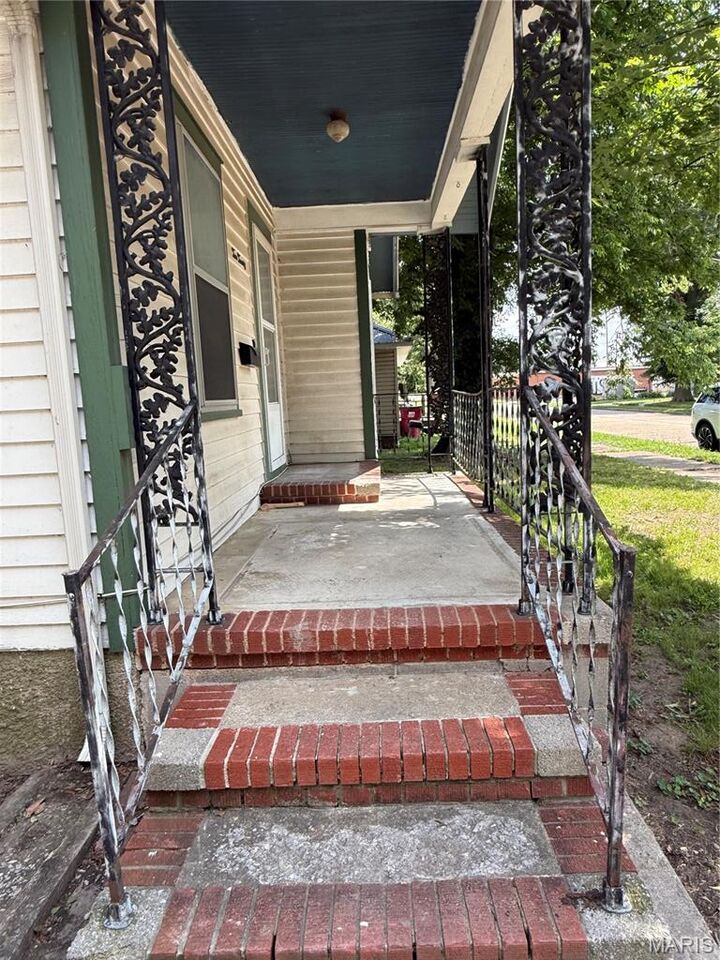 Property Photo:  220 N Prairie Street  MO 63801 