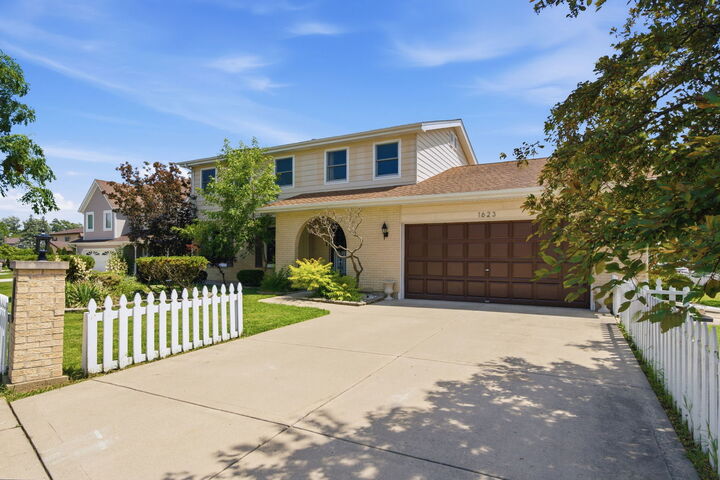 Property Photo:  1623 W Bray Court  IL 60005 