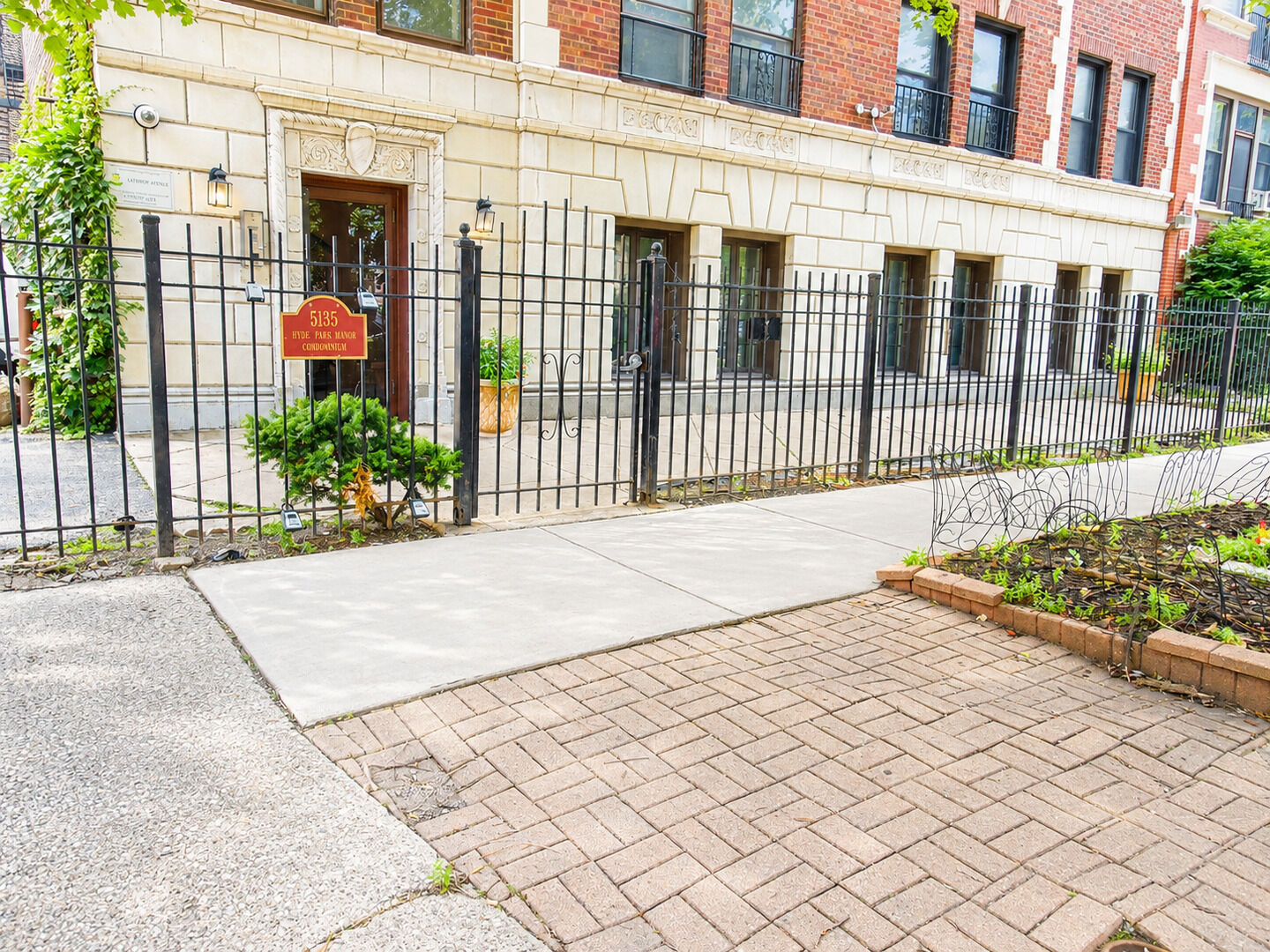 Property Photo: 5135 S Kenwood Avenue 201 IL 60615