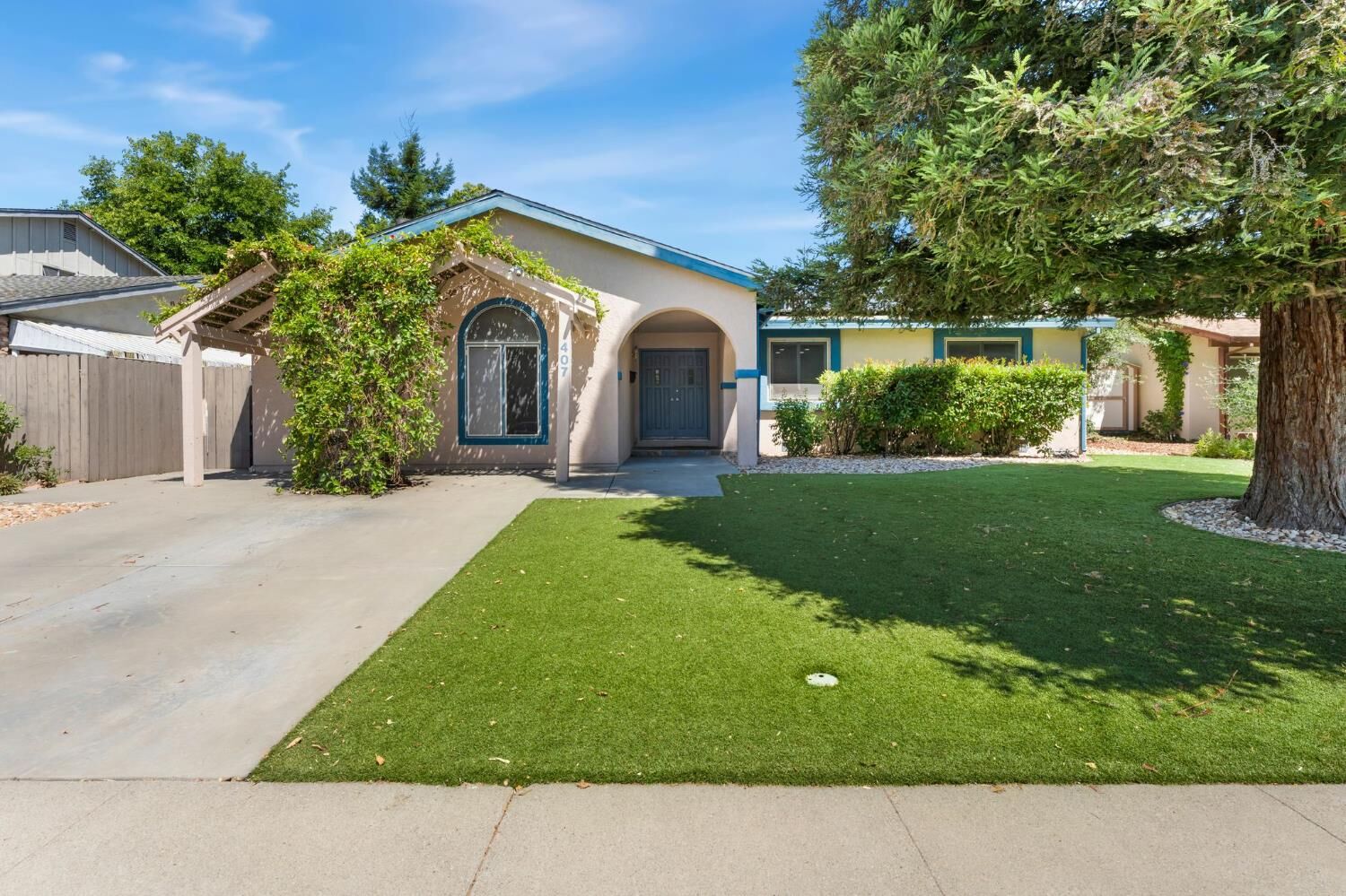 Property Photo:  407 Del Oro Avenue  CA 95616 
