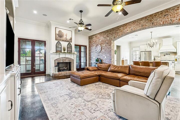 Property Photo:  107 Iris Court  LA 70037 