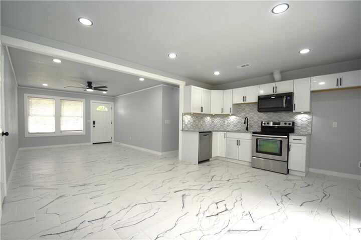 Property Photo:  2511 N 4th Street  AR 72756 
