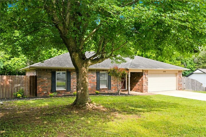 Property Photo:  2709 N Wakefield Place  AR 72703 