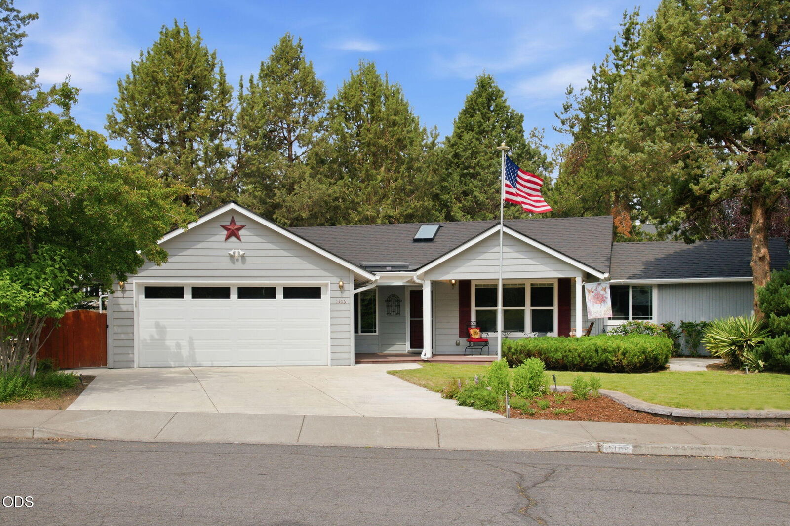 Property Photo:  1105 SE Palmwood Court  OR 97702 