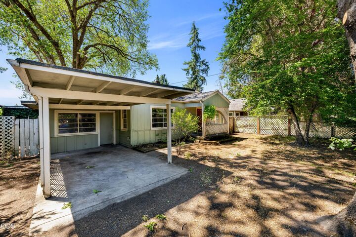 Property Photo: 1711 SW J Street OR 97526