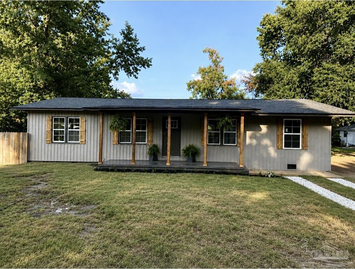 Property Photo: 5338 Hutto Ln FL 32565
