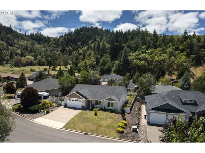 Property Photo: 422 Oak Valley Loop OR 97495