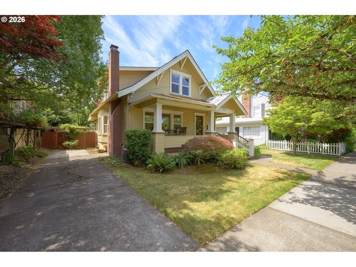 Property Photo:  520 SE 1st St  OR 97128 