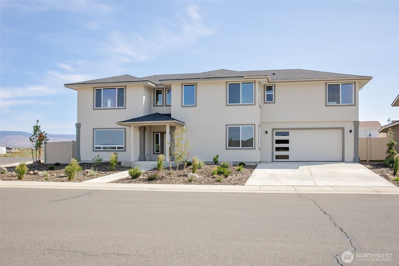 Property Photo:  304 E Chinook Avenue  WA 98926 