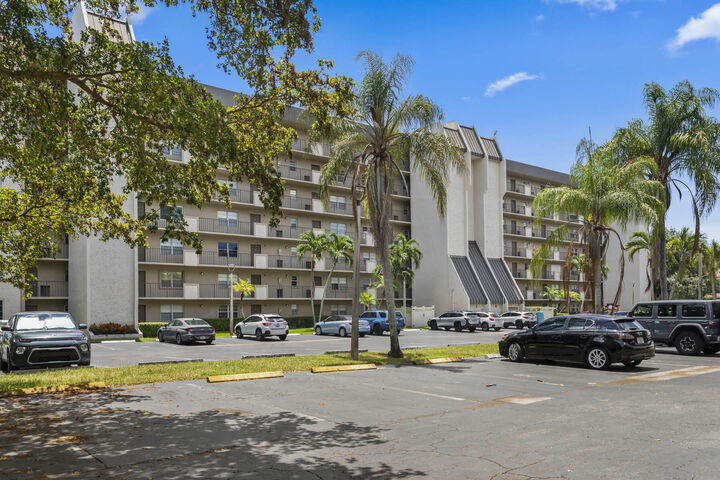 Property Photo: 3150 W Rolling Hills Circle 704 FL 33328