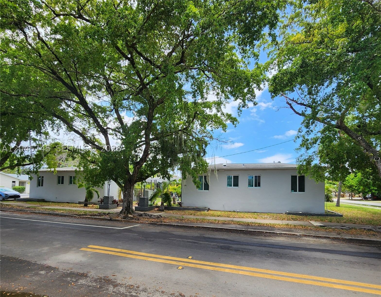 Property Photo: 2000 Washington St FL 33020