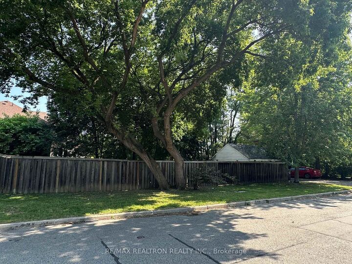 Property Photo: 27 Westgate Boulevard ON M3H 1N8