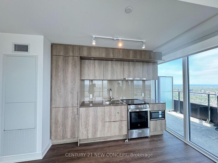 Property Photo:  448 Burnhamthorpe Road W 4711  ON L5B 0R4 