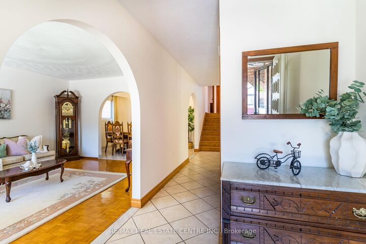 Property Photo: 102 Markson Crescent ON L8T 4W4