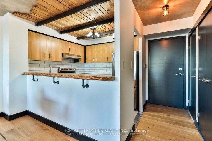2261 Lakeshore Boulevard W 611 — photo 1