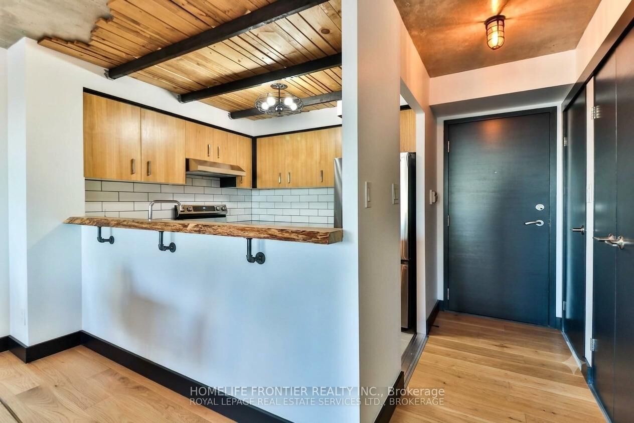 Property Photo: 2261 Lakeshore Boulevard W 611 ON M8V 3X1