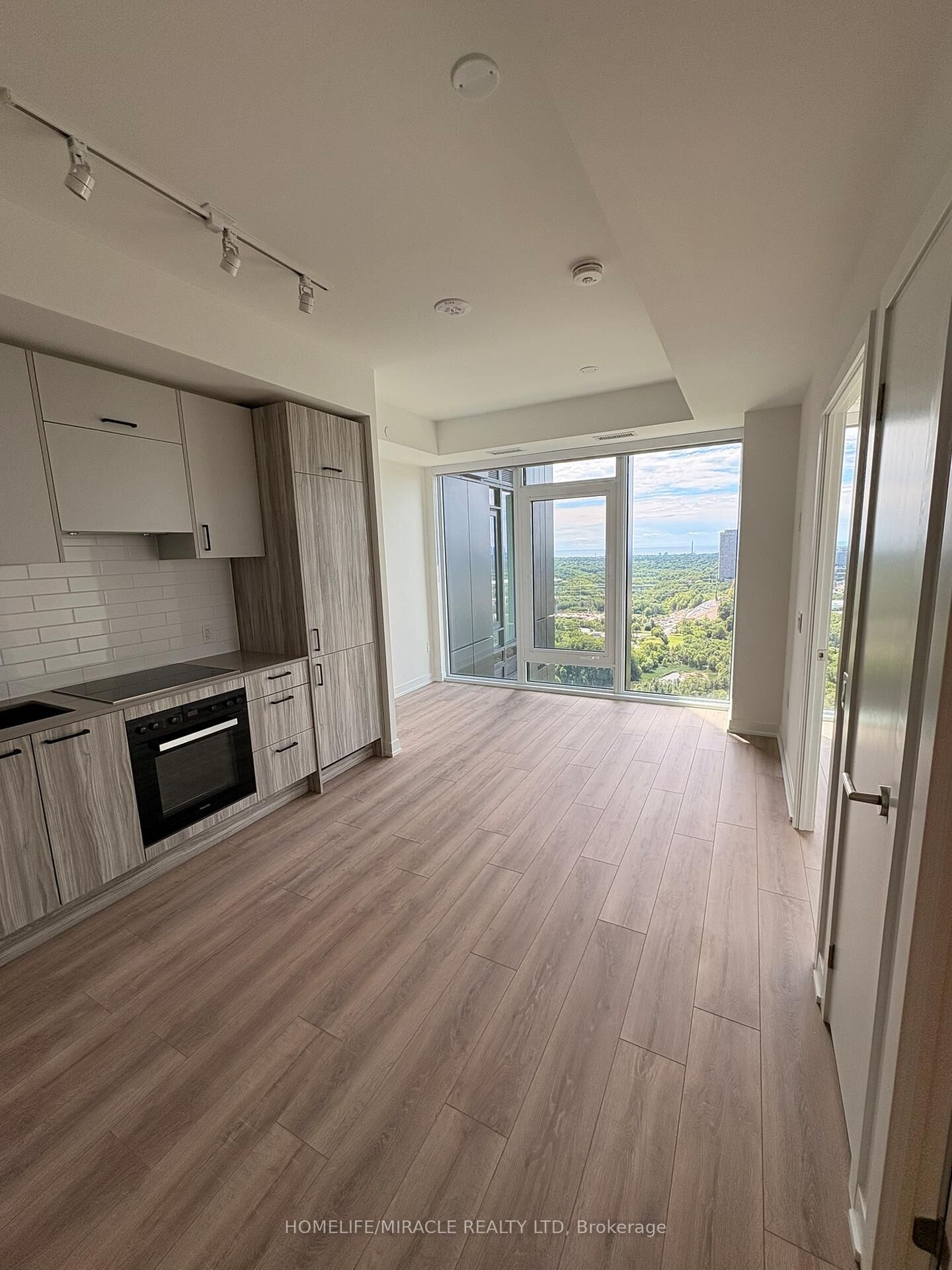 Property Photo:  5 Quarrington Lane 3210  ON M3C 0S5 