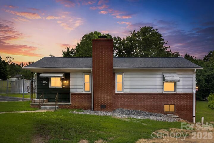 Property Photo: 1302 W Gold Street Extension NC 28086
