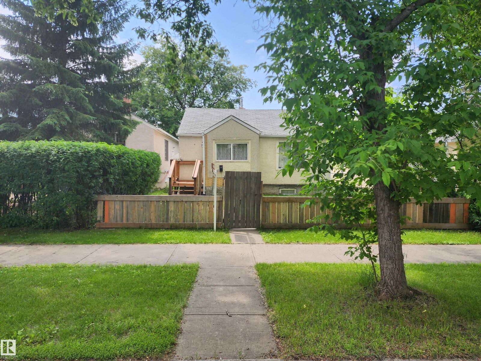 Property Photo:  11720 87 Street NW  AB T5B 3M7 