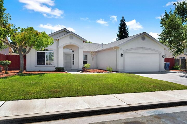 Property Photo:  1742 Acacia Avenue  CA 93657 