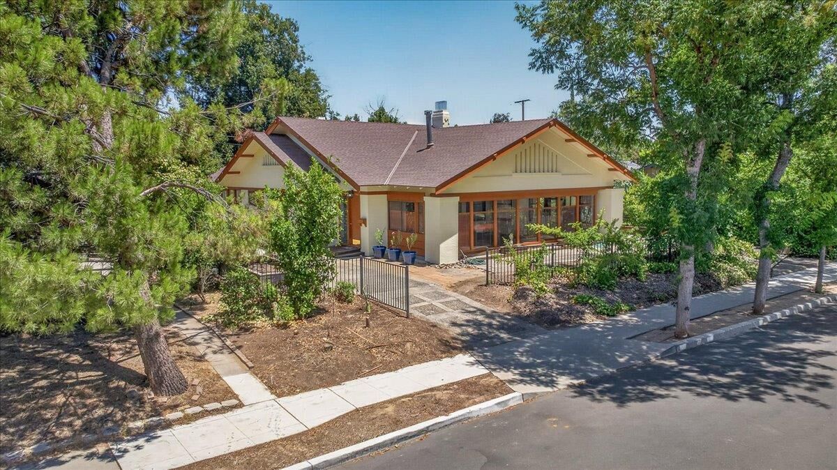 Property Photo: 641 E Yale Avenue CA 93704