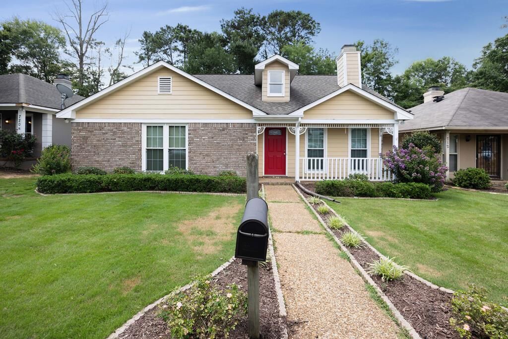 Property Photo: 716 Robin's Nest Court GA 31909