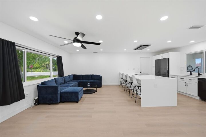 Property Photo:  2506 Lakeshore Circle  FL 33952 