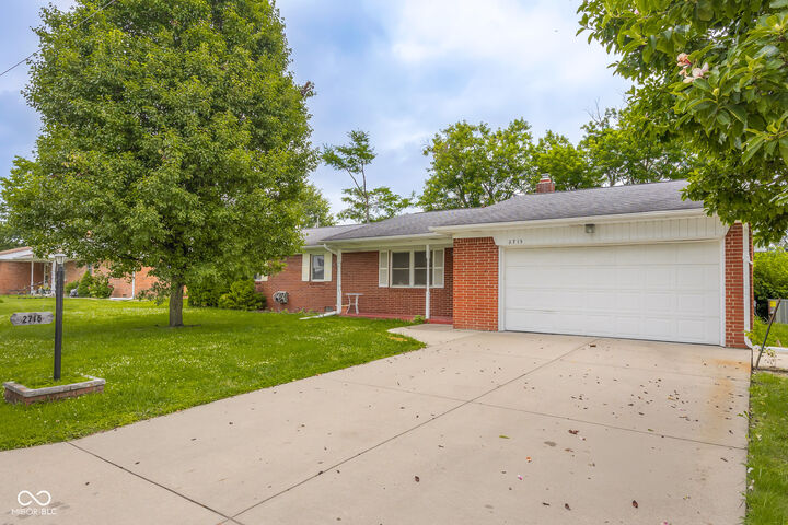 Property Photo:  2715 Magnolia Court  IN 47203 