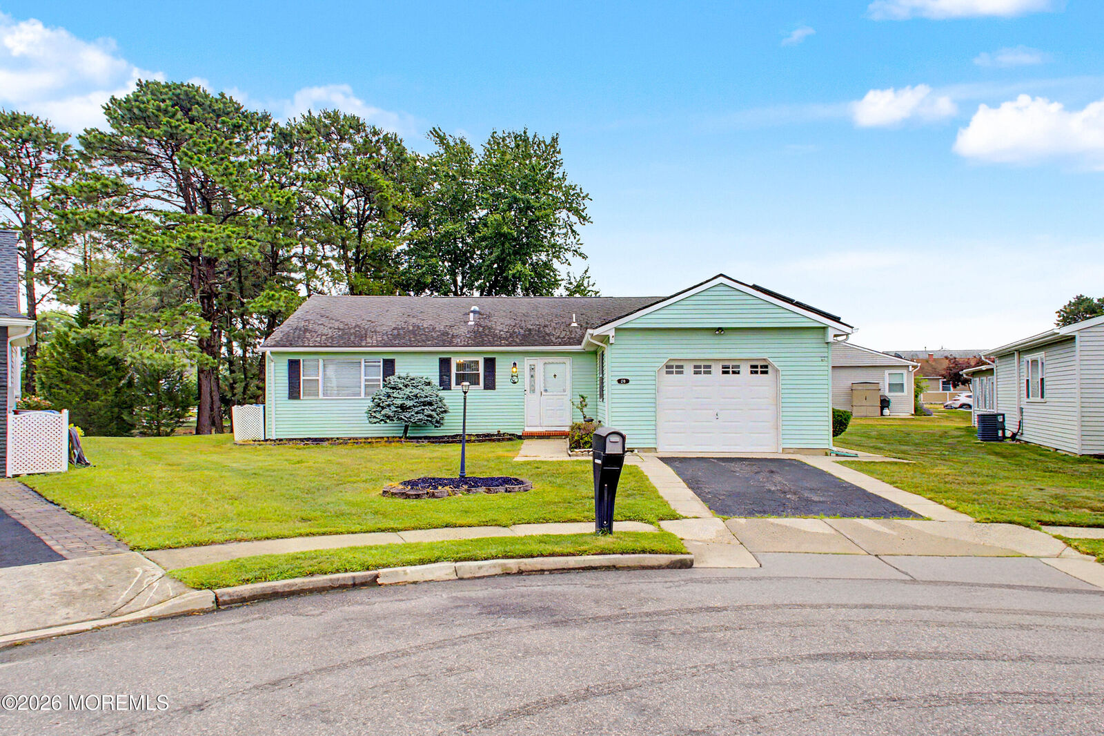 Property Photo:  20 Thronbury Court  NJ 08757 