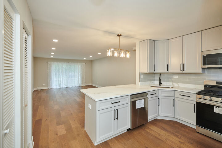 Property Photo:  7074 N Ridge Boulevard 1E  IL 60645 