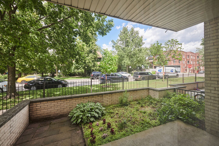 Property Photo: 7074 N Ridge Boulevard 1E IL 60645