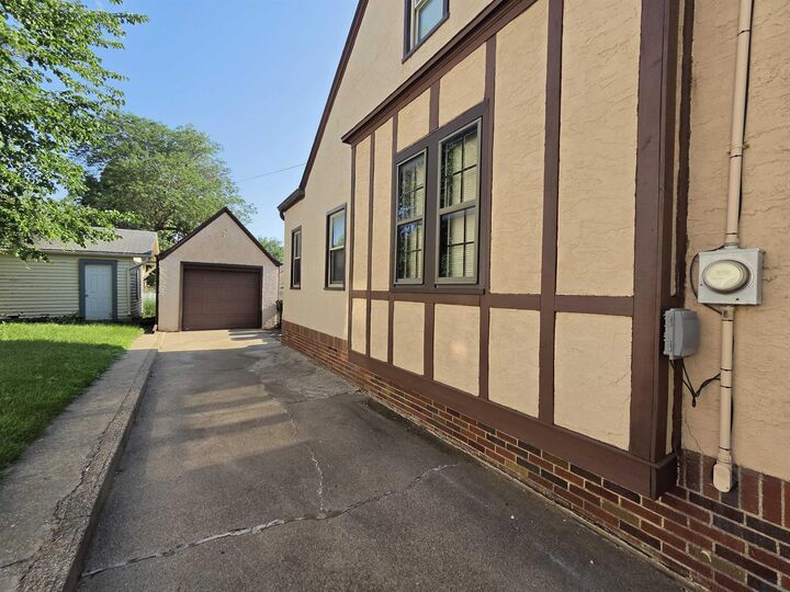 Property Photo:  604 36th St  IA 51104 