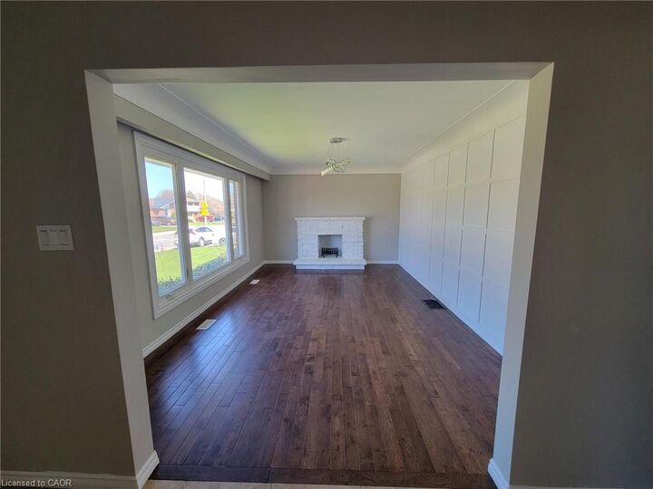 Property Photo:  107 South Bend Road W Upper  ON L9C 1M9 