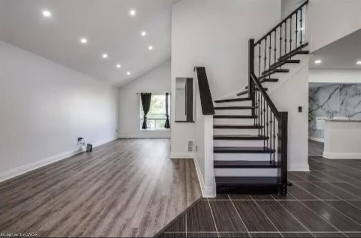 Property Photo: 42 Thistlemoor Drive ON N3W 2K4